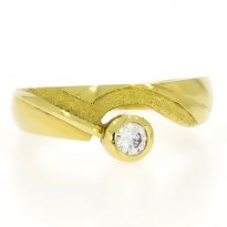 Zlatý dámsky prsteň K99.035.A1